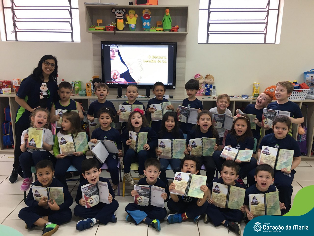 “Nós também temos 4 anos, que nem o Honorino!” Pré 1A celebra o 9º ano da beatificação.