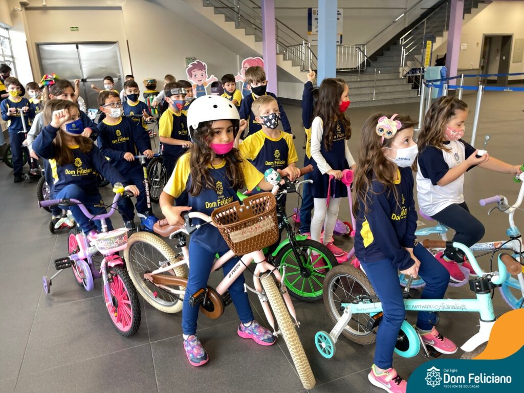 Jogo educativo para crianças pesquisando e contando atividade para  pré-escola quantos transporte bicicleta moto scooter