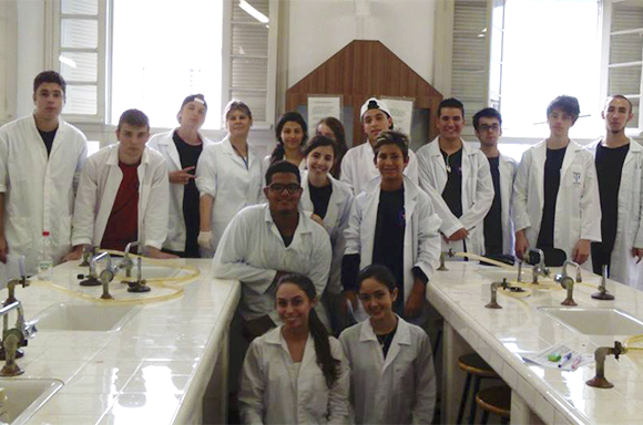 Núcleo de Iniciação Científica desenvolve aula sobre chuva ácida no laboratório do Colégio Glória.