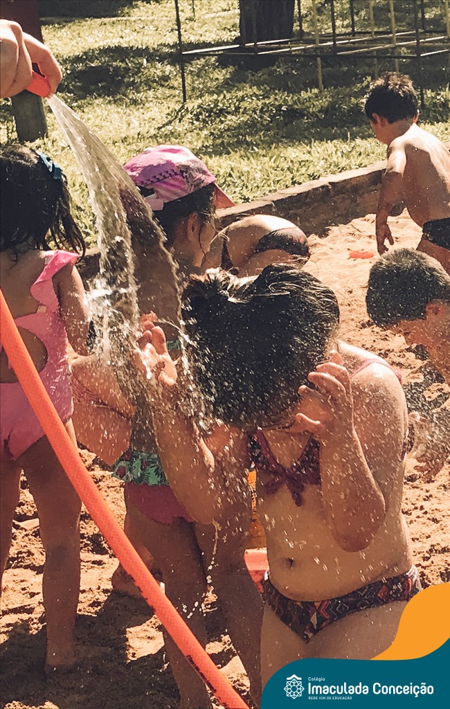 Maternal 2, PréN1A e PréN1B brincando com água e areia