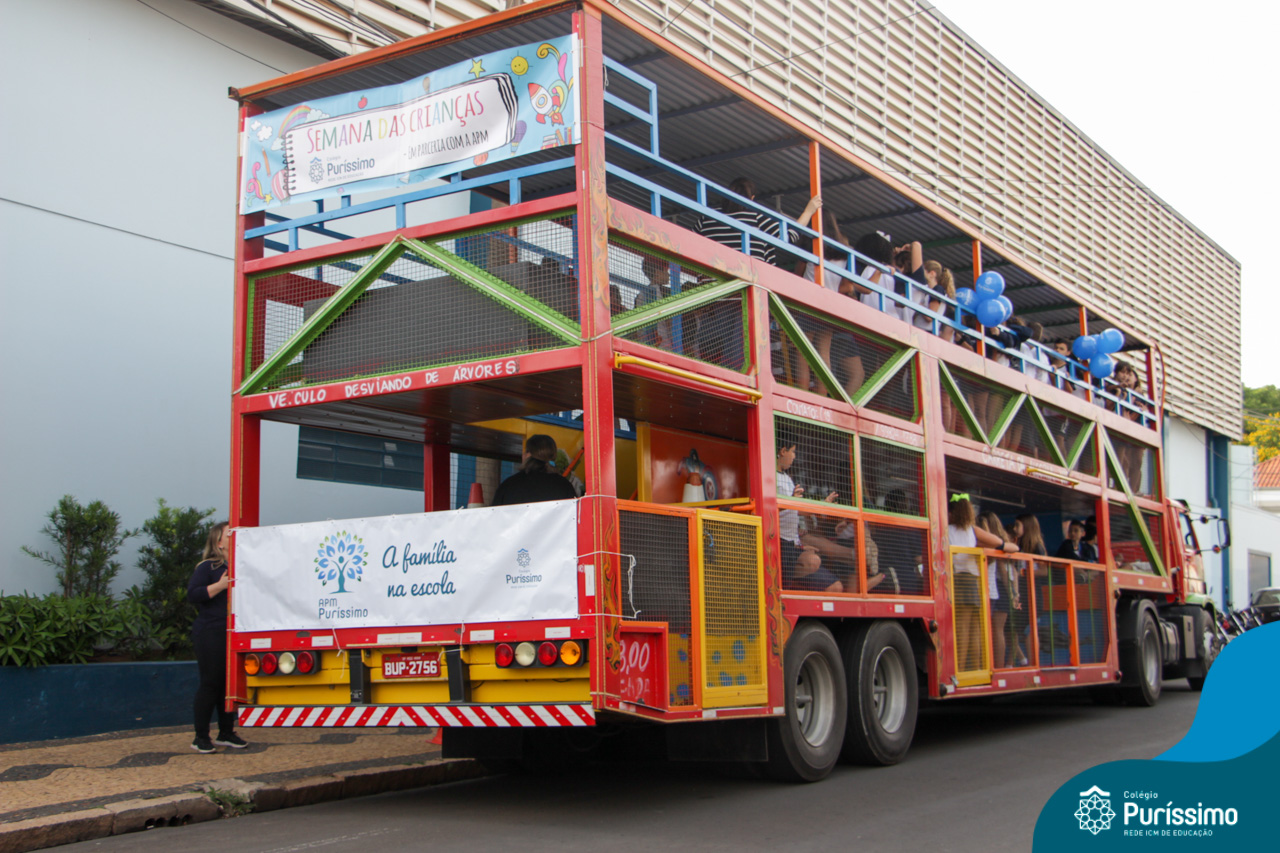 Carreta da Alegria atrai crianças e famílias patenses para a praça central  da cidade