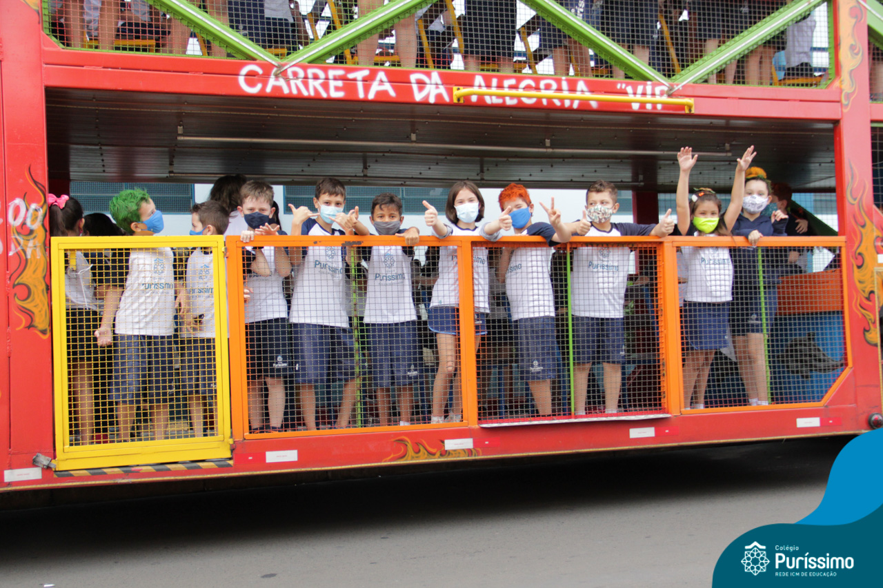 Carreta da Alegria atrai crianças e famílias patenses para a praça central  da cidade